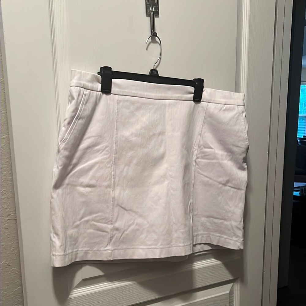 Isaac Mizrahi White Mini Skort